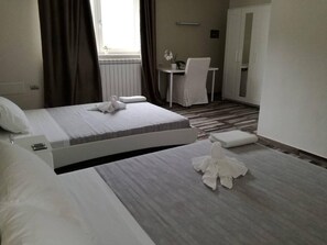 Chambre quadruple Deluxe | Coffre-fort, rideaux d’obscurcissement, accès au Wi-Fi (inclus)