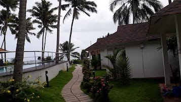 COTTAGE | Garden view