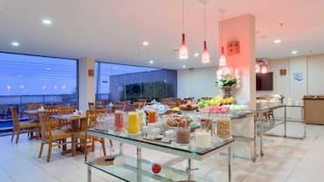 Café da manhã com buffet todos os dias mediante uma taxa
