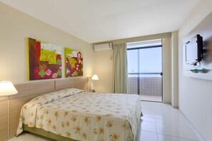 Minibar, in-room safe, laptop workspace, blackout curtains - PraiaBella Hotel (São Luís)