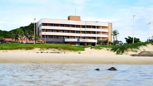 A multi-story building with a flat roof and a sign that reads "HOTEL". - PraiaBella Hotel (São Luís)