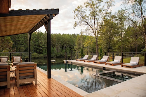 Berry Hill Lake - Private Luxury Family Resort w/ Pool & Hot Tub - Pet Friendly