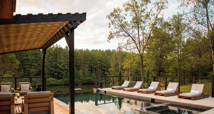 Berry Hill Lake - Private Luxury Family Resort w/ Pool & Hot Tub - Pet Friendly