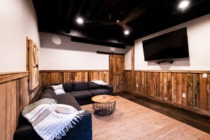 Smart-tv, eldstad, tv-spel och dvd-spelare