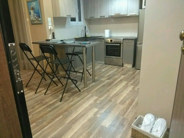 Kühlschrank, Mikrowelle, Ofen, Wasserkocher mit Kaffee-/Teezubehör