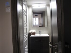 Dusche, Haartrockner, Handtücher, Seife