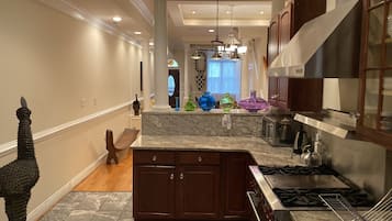 Kylskåp, mikrovågsugn, ugn och spishäll