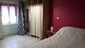 1 chambre, fer et planche Ă repasser, Wi-Fi, draps fournis