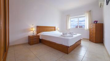 Íbúð - 2 svefnherbergi - svalir | 2 svefnherbergi, vöggur/ungbarnarúm, ókeypis þráðlaus nettenging, rúmföt