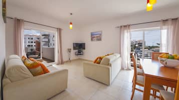 Íbúð - 2 svefnherbergi - svalir | Stofa | Flatskjársjónvarp