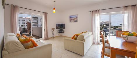 Appartement, 2 slaapkamers, balkon | Woonkamer | Een flatscreentelevisie