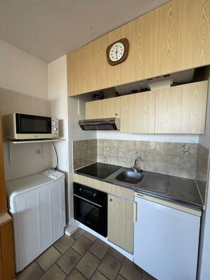 Fridge, microwave, oven, cookware/dishes/utensils