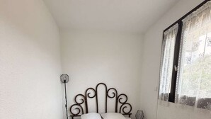 A single bed with a headboard, white bedding, and a brown blanket. - Seignosse Ocean, apartment rated 2 stars, right next to Penon beach (SEIGNOSSE)