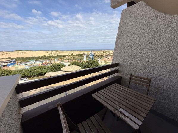 A balcony with a view of a beach and water park. - Seignosse Ocean, apartment with SEA VIEW, right next to the beach, 4 people (SEIGNOSSE)
