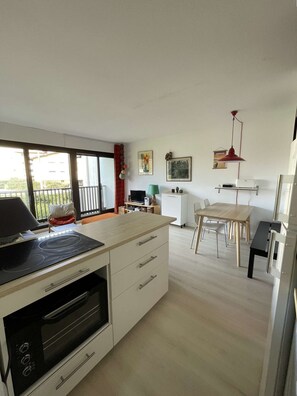 Kühlschrank, Mikrowelle, Geschirrspüler, Kochgeschirr/Geschirr/Besteck