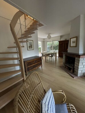 TV, fireplace - Seignosse, a stone's throw from Estagnots beach, villa with WiFi, sleeps 6, wooded and enclosed... (SEIGNOSSE)