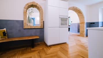 KĂŒhlschrank, Ofen, Herdplatte, Kochgeschirr/Geschirr/Besteck