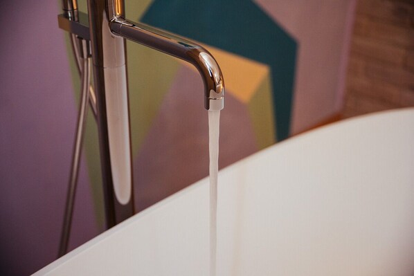 A bathroom with a modern faucet and showerhead. - Villa de Castelletta (Rapagnano)