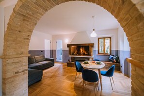 Comfort Condo | Living room | Fireplace - Villa de Castelletta (Rapagnano)