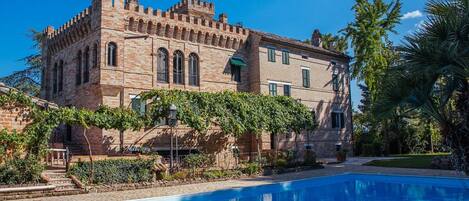 Een seizoensgebonden buitenzwembad en parasols bij het zwembad