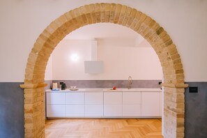 Fridge, oven, stovetop, cookware/dishes/utensils - Villa de Castelletta (Rapagnano)