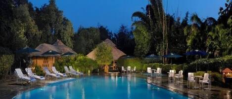 حمّام سباحة خارجي