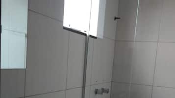 Chuveiro, toalhas de banho
