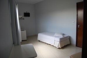 Desk, bed sheets - Pousada Santana (Trindade)