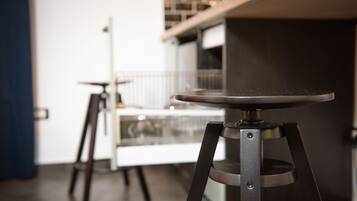 Une cuisine moderne dotée d’un îlot central et de deux tabourets de bar.