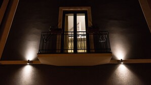 Un balcon avec une balustrade et une fenêtre.