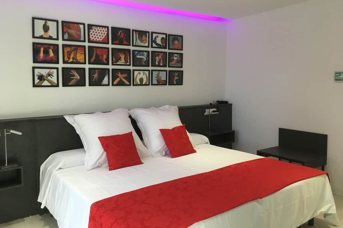 Chambre avec lits jumeaux (Flamenco) | Literie de qualité, couette en duvet, minibar, bureau