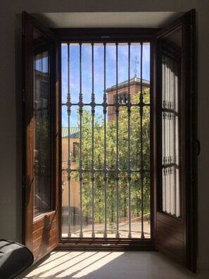 Superior Twin Room (Cine) | Street view