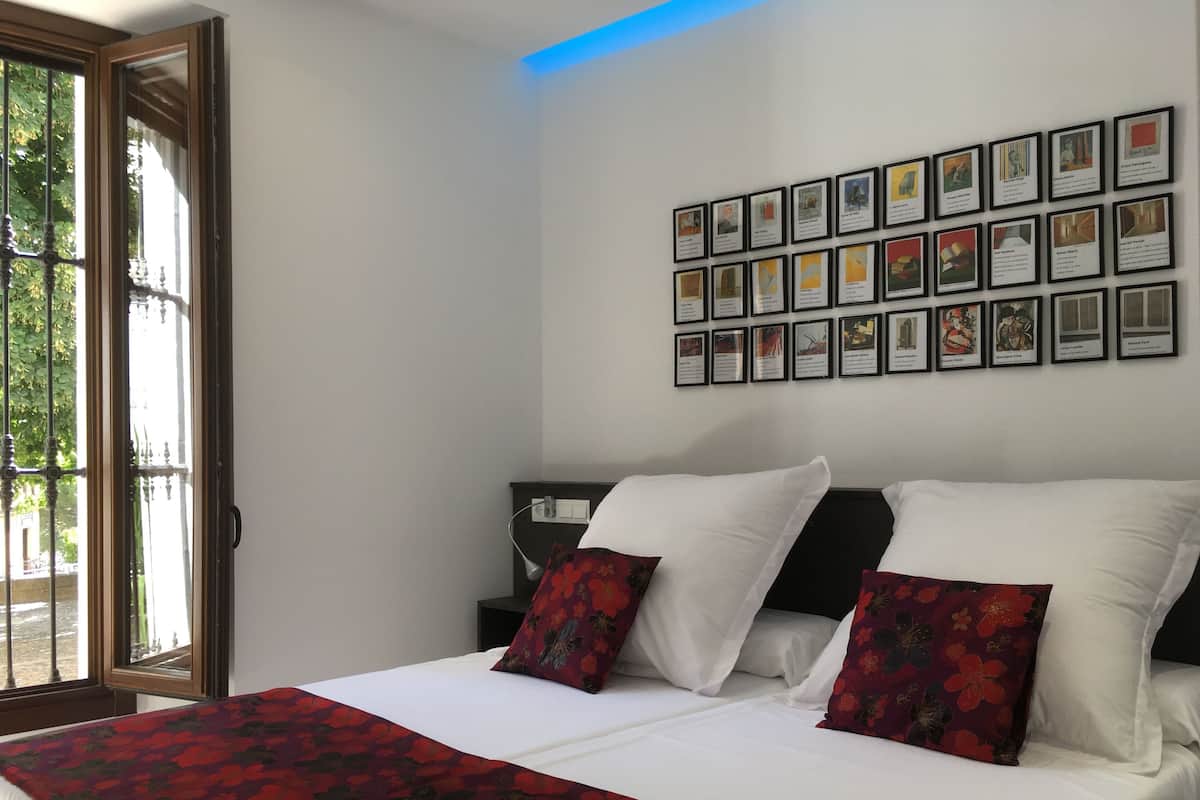 Twin kamer (Literatura) | Luxe beddengoed, donzen dekbedden, een minibar, individueel gedecoreerd