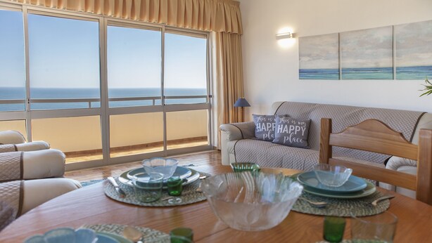 Apartemen, 2 kamar tidur, balkon | Makan di kamar