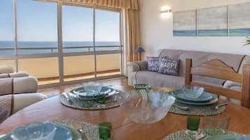 Apartment, 2 Bedrooms, Balcony | In-room dining