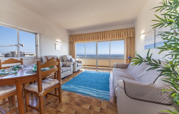 Huoneisto, 2 makuuhuonetta, parveke | Olohuone | Taulutelevisio