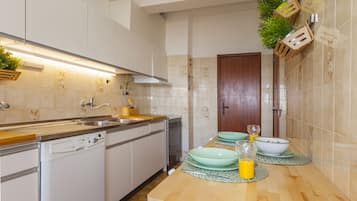 Apartamento, 2 habitaciones, balcón | Cocina privada | Frigorífico, microondas, horno y placa de cocina