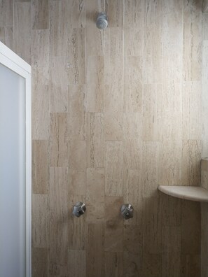Habitación ejecutiva doble, 1 cama doble | Ducha del cuarto de baño