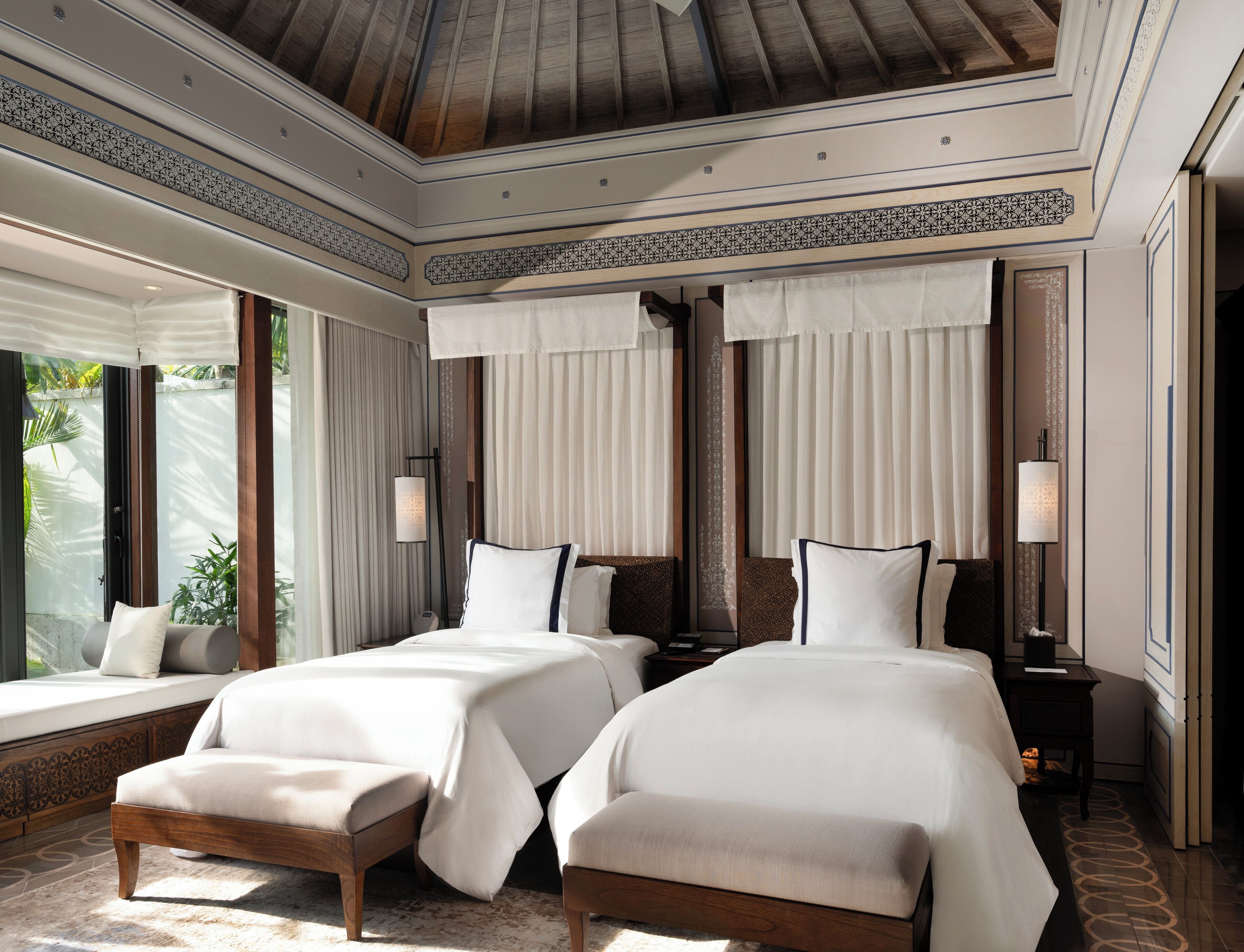 Literie de qualité supérieure, matelas mémoire de forme, minibar