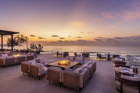 2 restaurantes, se sirve desayuno