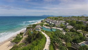 Un complexe hôtelier doté d’une piscine, situé en bord de mer et proposant plusieurs types d’hébergements de style bungalow.