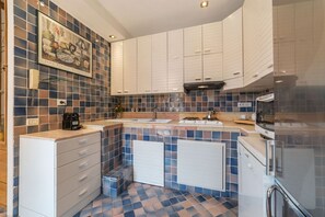 ميكروويف، موقد طهي مسطح، غسالة أطباق، ماكينة لصنع القهوة/الشاي