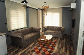 Apartament, 1 dormitori | Sala d'estar | Televisor LCD 