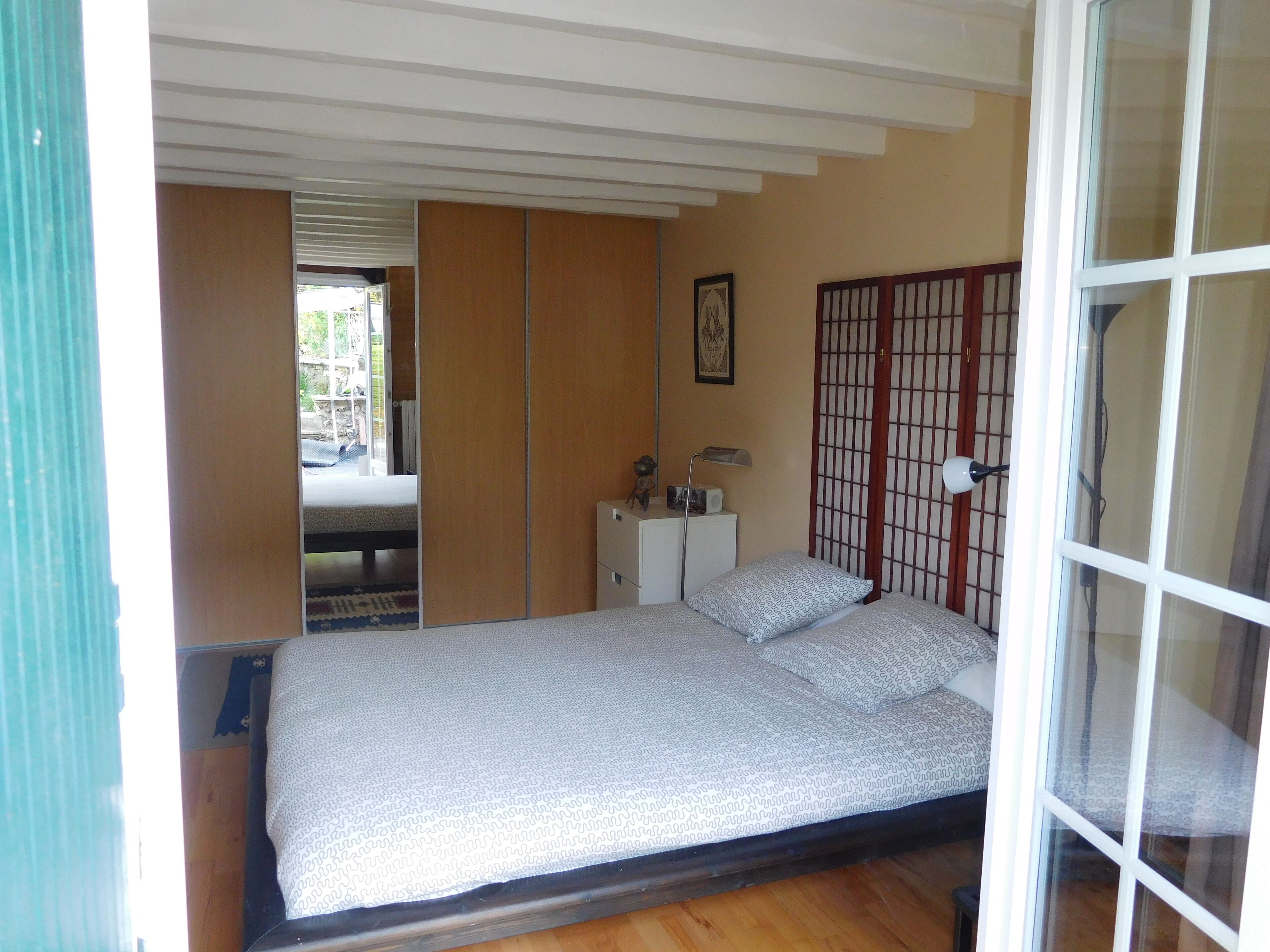 2 chambres, coffres-forts dans les chambres, fer et planche à repasser