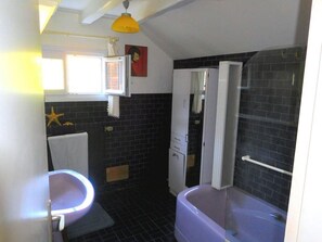 Sèche-cheveux, serviettes fournies, savon, shampoing