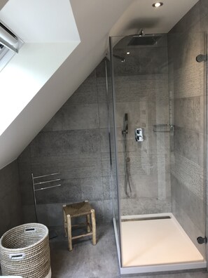 Dusche, Haartrockner, Handtücher