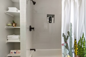 Douche, sèche-cheveux, serviettes fournies, savon