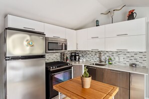 Refrigerador, microondas, horno, placa de cocina