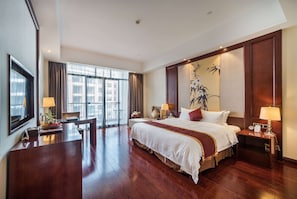 ห้องดีลักซ์, เตียงคิงไซส์ 1 เตียง, สูบบุหรี่ได้ | มินิบาร์, ตู้นิรภัยในห้องพัก, โต๊ะทำงาน, Wi-Fi ฟรี