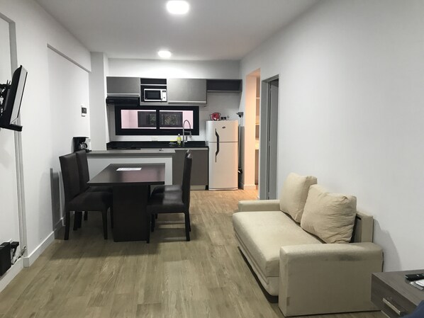 Comfort-Studiosuite | Wohnbereich | 42-Zoll-LED-Fernseher mit Kabelempfang, Fernseher